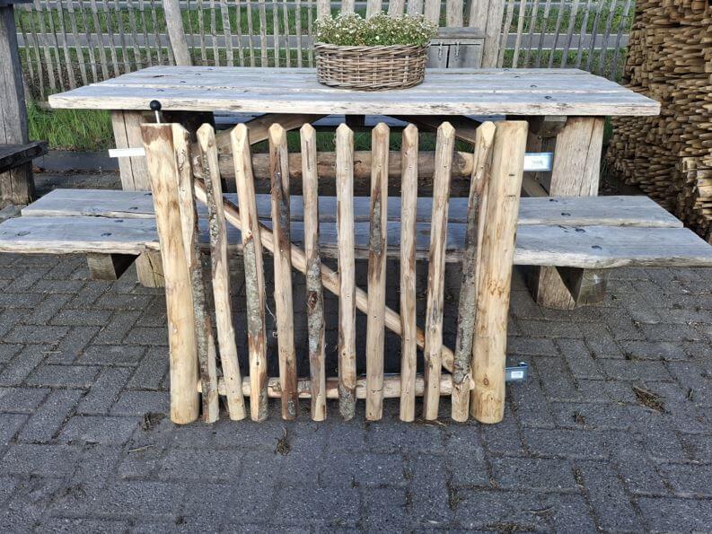 nr 31 Schapenhek poort kastanje 80 cm hoog en 93 cm breed. Rechtsdraaiend