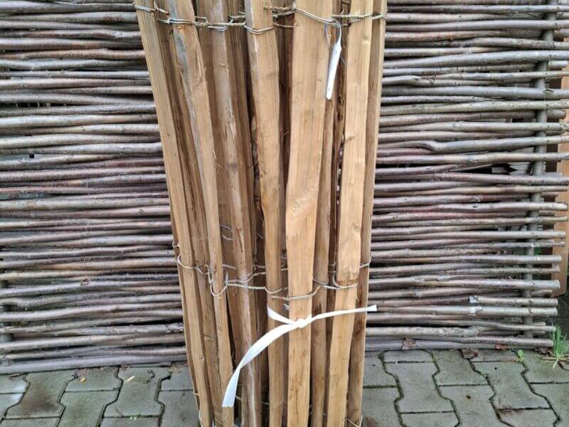 Nr 46 Schapenhek kastanje 120 cm hoog, latafstand 8 cm. Lengte 440 cm, 1 lat stuk
