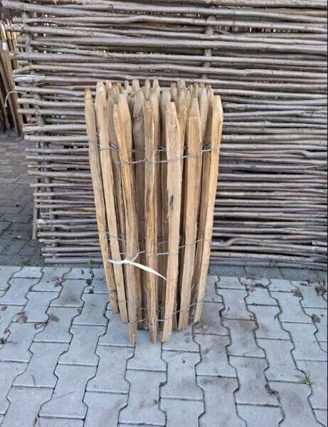 Nr 76 Schapenhek kastanje 100 cm hoog, latafstand 4 cm. Lengte 5 meter. Meerdere latten stuk