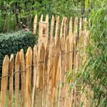 Frans schapenhek kastanje 100 cm hoog, latafstand 4 cm, 2x5 meter rol, kastanje paal 150/160 cm lang, diameter 7/9 cm, gepunt en kastanje paal 175 cm lang, diameter 10/12 cm, gepunt