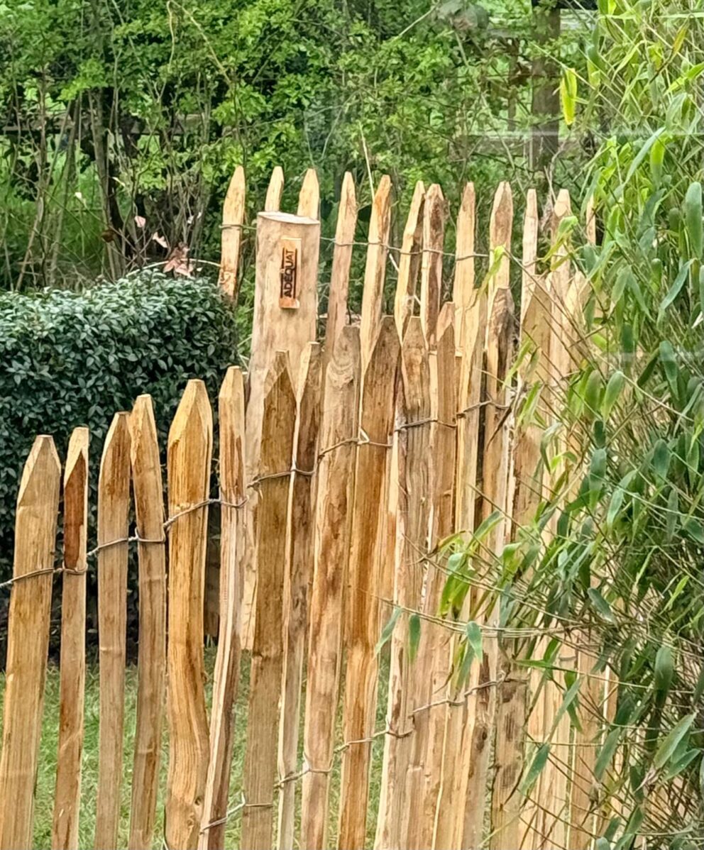 Frans schapenhek kastanje 100 cm hoog, latafstand 4 cm, 2x5 meter rol, kastanje paal 150/160 cm lang, diameter 7/9 cm, gepunt en kastanje paal 175 cm lang, diameter 10/12 cm, gepunt