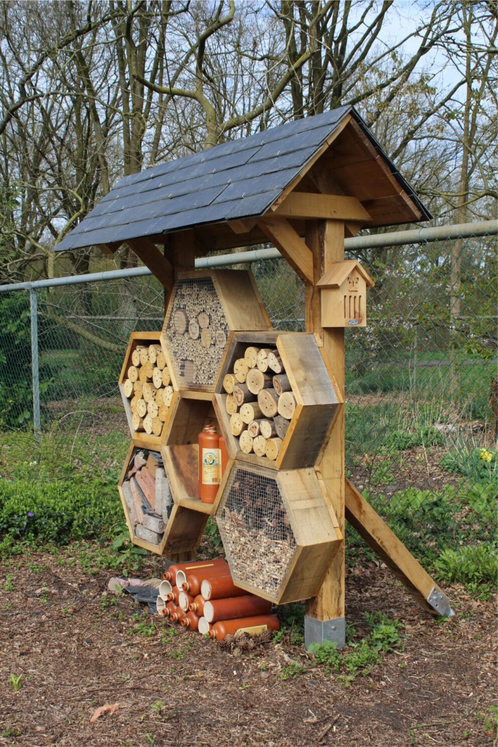 Insectenhotel van kastanjehout