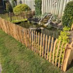 Frans schapenhek kastanje 80 cm hoog, latafstand 4 cm, 2 x 5m rol, kastanje paal 120 cm lang, diameter 7/9 cm, gepunt, kastanje paal 120 cm lang, diameter 10/12 cm, gepunt en RVS schroeven 4,5 x 60, 100 stuks inclusief bitje, vijveromheining