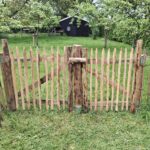 HALFRONDE Kastanje paal 250 cm lang, diam. 7-9 cm, Kastanje rasterlat 100 cm lang, ¼ lat gepunt, Kastanjepaal 10-12 120 cm lang voor bodemhuls en Bodemhuls met spie 10 cm