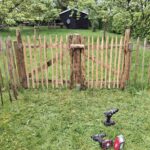HALFRONDE Kastanje paal 250 cm lang, diam. 7-9 cm, Kastanje rasterlat 100 cm lang, ¼ lat gepunt, Kastanjepaal 10-12 120 cm lang voor bodemhuls en Bodemhuls met spie 10 cm