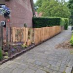 Schapenhek Robinia geschuurd 100 hoog, latafstand 4 cm, Robinia paal 160 cm lang, diam. 8-10 cm, geschild gepunt, Robinia paal 180 cm lang, diam. 10-12 cm, geschild gepunt en Schapenhek poort kastanje enkel 80Bx100H (cm), linksdraaiend, moestuin