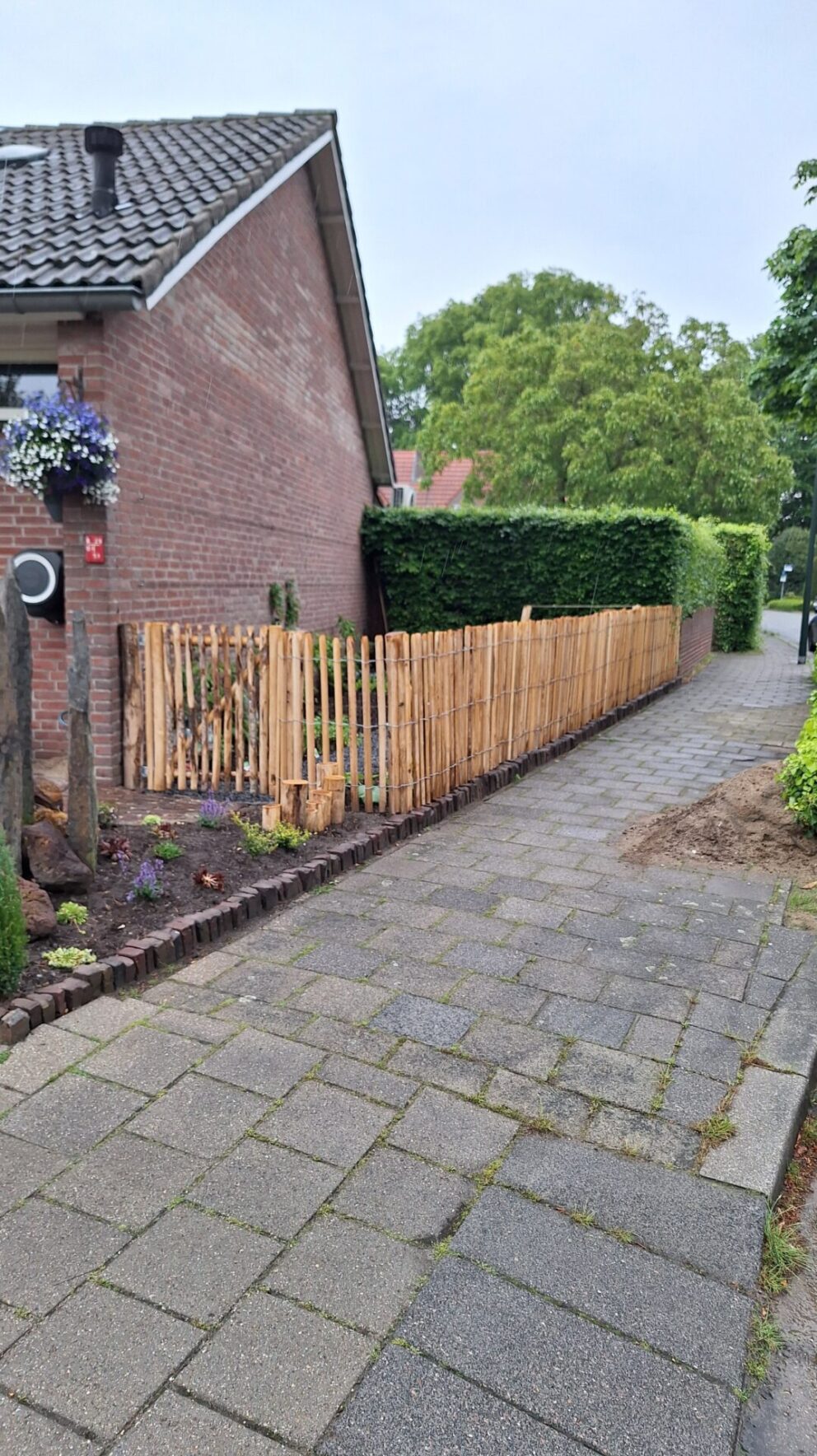 Schapenhek Robinia geschuurd 100 hoog, latafstand 4 cm, Robinia paal 160 cm lang, diam. 8-10 cm, geschild gepunt, Robinia paal 180 cm lang, diam. 10-12 cm, geschild gepunt en Schapenhek poort kastanje enkel 80Bx100H (cm), linksdraaiend, moestuin