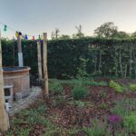 Kastanje paal 300 cm lang, diam. 13-16 cm, ongepunt, lichtslinger bij hottub