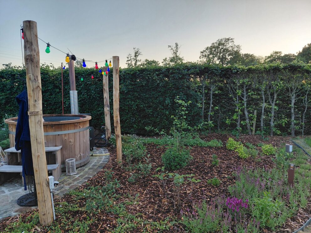 Leuke lichtslinger van kastanje palen bij de hottub