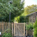 Schapenhek poort kastanje enkel 100Bx120H (cm), rechtsdraaiend en kastanje paal 175 cm lang, diam. 7-9 cm gepunt