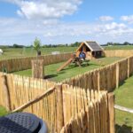 Frans schapenhek kastanje 100 hoog, latafstand 4 cm, 2 x 5m rol, Kastanje paal 150/160 cm lang, diam. 7-9 cm, gepunt, Kastanje paal 175 cm lang, diam. 10-12 cm, gepunt, RVS schroeven 4,5x60, 100 stuks incl. bitje, Raamwerkpoort kastanje enkel 080Bx100H (cm), linksdraaiend, dierenweide