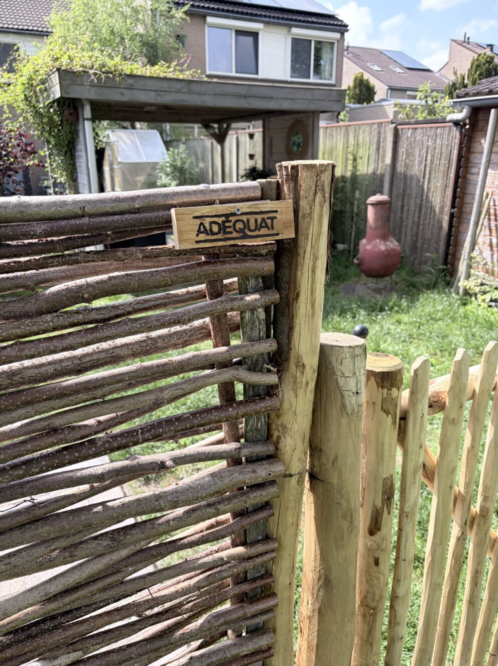 Vlechtscherm kastanje 180 x 180 cm, schapenhek poort kastanje enkel, 100B x 120H (cm), rechtsdraaiend, vlechtscherm kastanje 120 x 120 cm, kastanje paal vierzijdig, ronde hoeken, diameter 10 cm, lengte 180 cm, hazelaar scherm somme 2, 150 x 150 cm, kastanje paal 250 cm lang, diameter 7/9 cm, kastanje paal 175 cm lang, diameter 7/9 cm en wilgentenen per bos