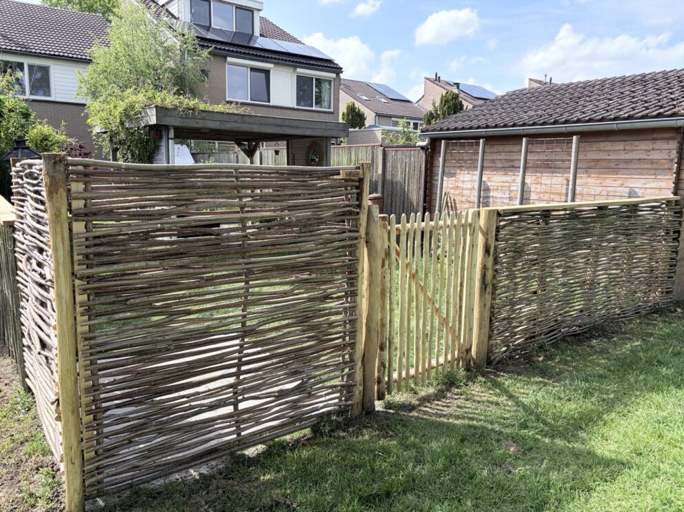 Vlechtscherm kastanje 180 x 180 cm, schapenhek poort kastanje enkel, 100B x 120H (cm), rechtsdraaiend, vlechtscherm kastanje 120 x 120 cm, kastanje paal vierzijdig, ronde hoeken, diameter 10 cm, lengte 180 cm, hazelaar scherm somme 2, 150 x 150 cm, kastanje paal 250 cm lang, diameter 7/9 cm, kastanje paal 175 cm lang, diameter 7/9 cm en wilgentenen per bos