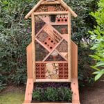 Insectenhotel gemaakt van kastanjehout