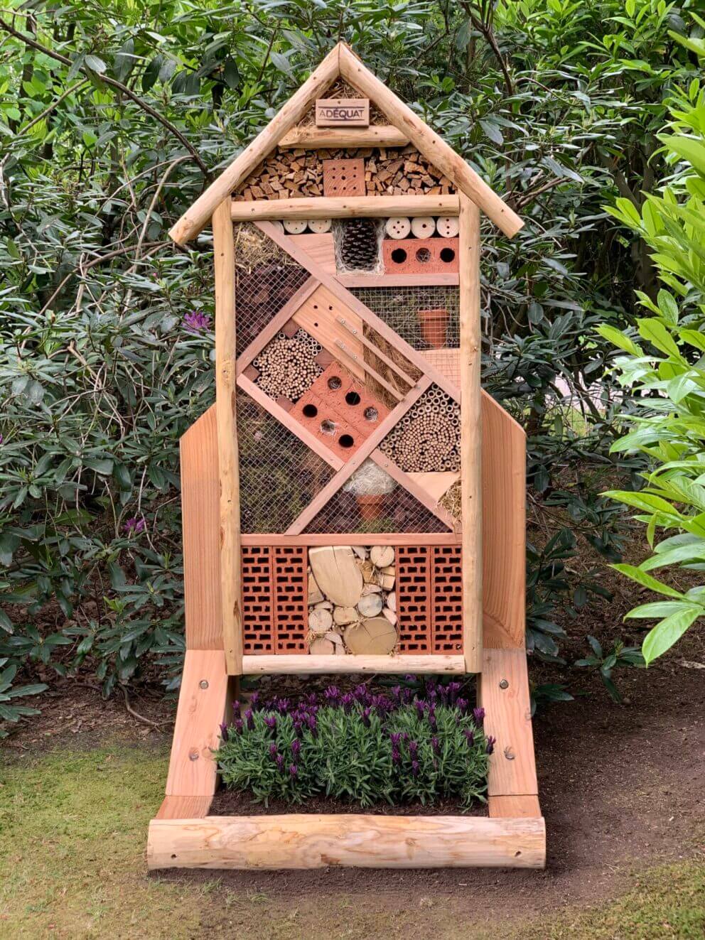 Insectenhotel gemaakt van kastanjehout