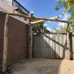 Robinia paal 400 cm lang, diam. 12-14 cm, geschild, ongepunt, Robinia paal 350 cm lang, diam. 12-14 cm,geschild ongepunt en Robinia paal 250 cm lang, diam. 12-14 cm, geschild gepunt