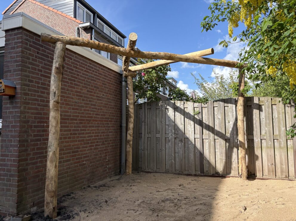 Robinia paal 400 cm lang, diam. 12-14 cm, geschild, ongepunt, Robinia paal 350 cm lang, diam. 12-14 cm,geschild ongepunt en Robinia paal 250 cm lang, diam. 12-14 cm, geschild gepunt