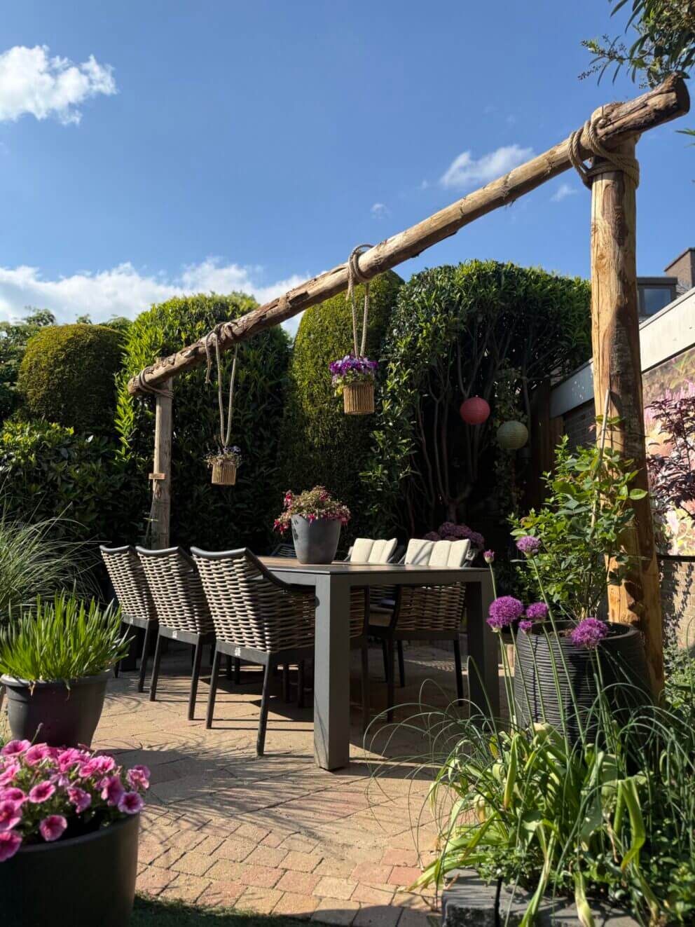 Gezellige eetplek in de tuin