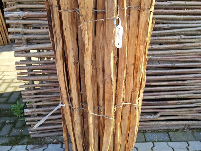 Nr 158 Schapenhek kastanje 120 cm hoog, latafstand 6 cm. Lengte 450 cm