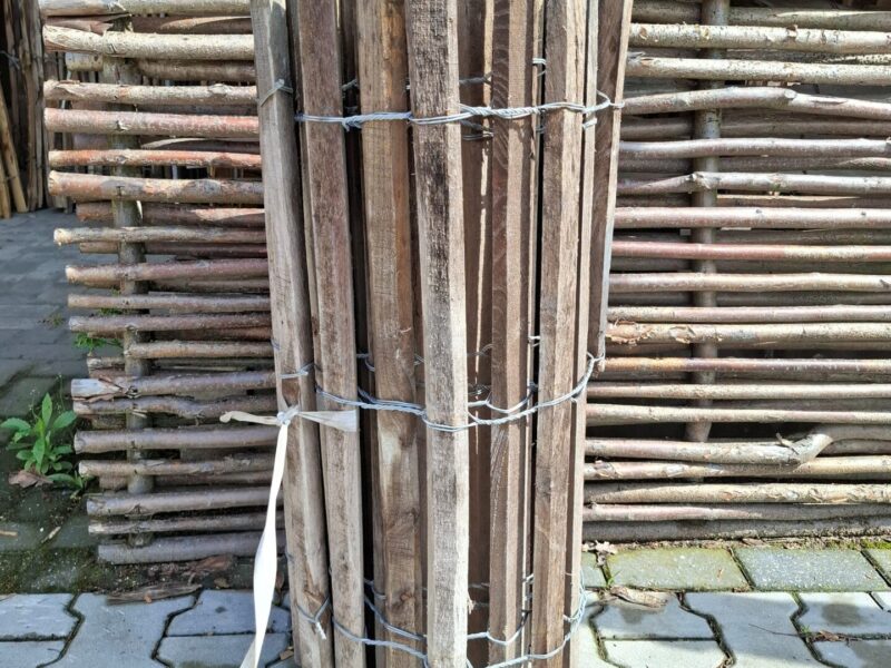 nr 140 robinia schapenhek - 80 cm hoog - latafstand 8 cm - 430 cm lang