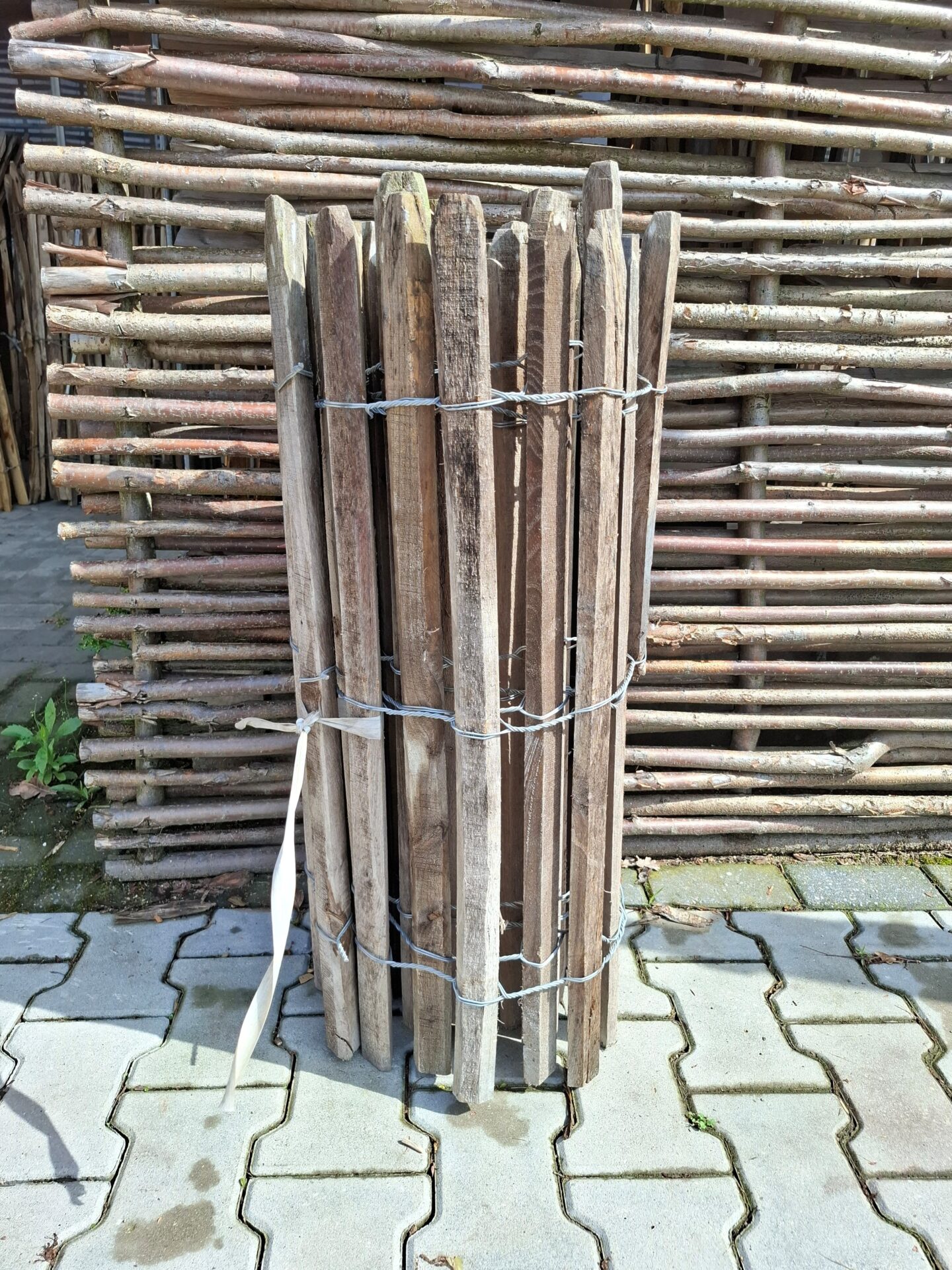 nr 140 robinia schapenhek - 80 cm hoog - latafstand 8 cm - 430 cm lang