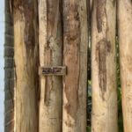 Frans schapenhek kastanje 100 cm hoog, latafstand 10 cm, 10 meter rol, kastanje paal 250 cm lang, diameter 13/16 cm, ongepunt en kastanje paal 175 cm lang, diameter 10/12 cm, gepunt