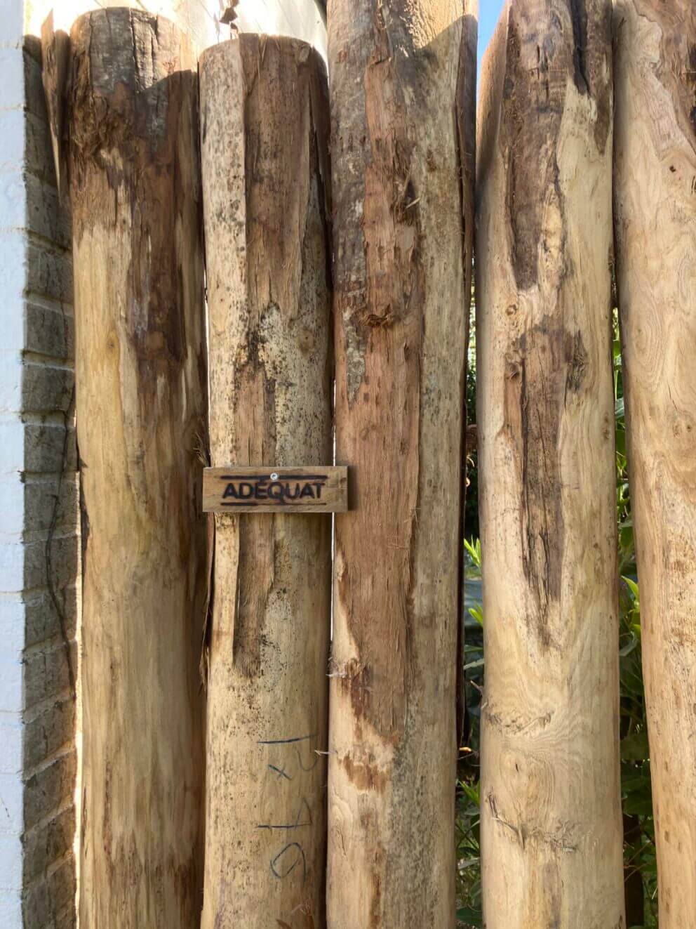 Frans schapenhek kastanje 100 cm hoog, latafstand 10 cm, 10 meter rol, kastanje paal 250 cm lang, diameter 13/16 cm, ongepunt en kastanje paal 175 cm lang, diameter 10/12 cm, gepunt
