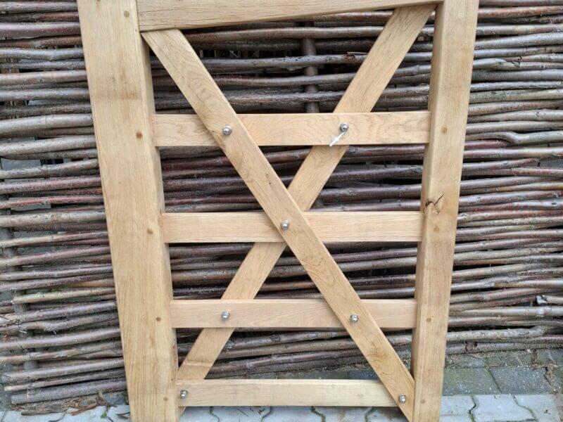 nr 13 Engelse poort eikenhout 80 br x 120 h cm. Bevat enkele boorgaten.