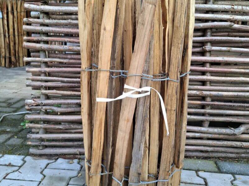 Nr 170 Schapenhek kastanje 80 cm hoog, latafstand 6 cm. Lengte 400 cm. 1 lat stuk