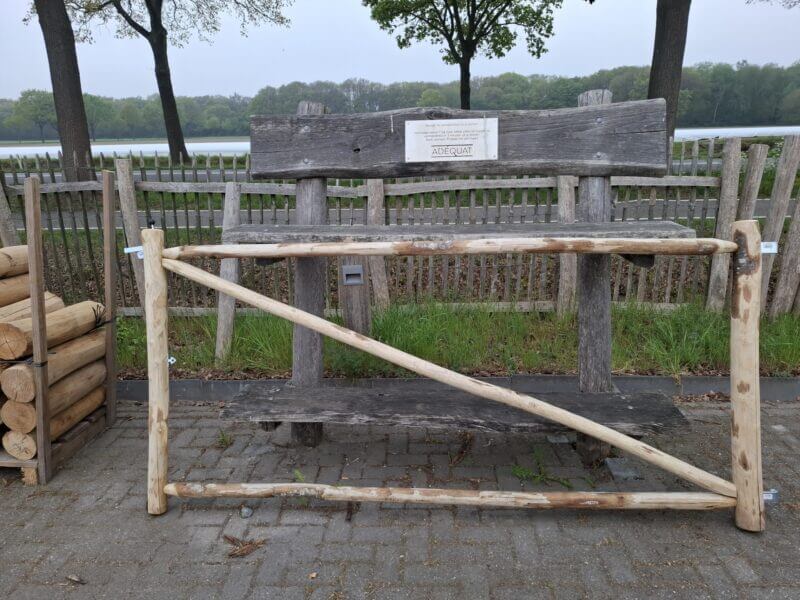 Nr 34 Raamwerkpoort kastanje. 250B x 120H. Rechtsdraaiend