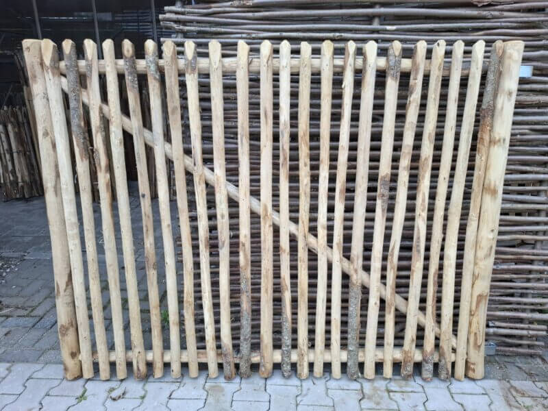 Nr 36 Schapenhek poort kastanje enkel 200 cm B x 150 cm H. Rechtsdraaiend met grondpen 