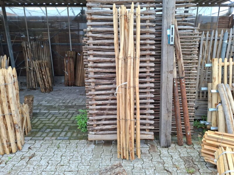 Nr 141 Schapenhek kastanje 200 cm hoog, latafstand 8 cm. Lengte 200 cm