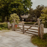 Dubbele Nederlandse poort eiken met trekboom 240 B x 120 cm H met verzwaarde onderbalk en aan de linkerkant een Nederlandse poort eiken enkel op maat gemaakt 152 B x 120 H met verzwaarde onderbalk