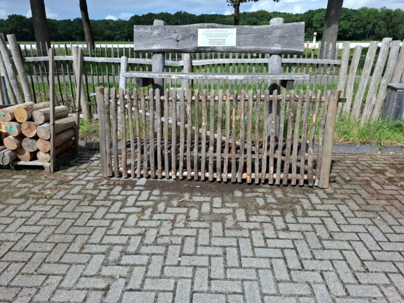 Nr 39 schapenhek poort kastanje enkel rechtsdraaiend 100 cm hoog x 250 cm breed