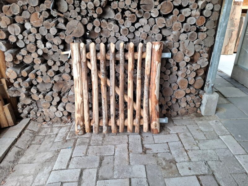 Nr 60 schapenhek poort kastanje enkel rechtsdraaiend 80 cm hoog x 77 cm breed