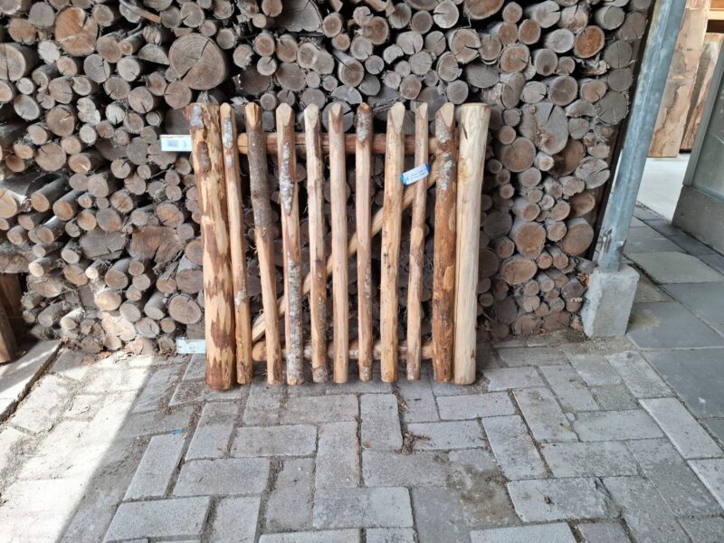 Nr 61 schapenhek poort kastanje enkel linksdraaiend 80 cm hoog x 81 cm breed met grondpen