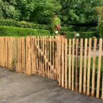 Schapenhek Robinia geschuurd 100 hoog, latafstand 4 cm en Schapenhek poort kastanje enkel, 100Bx100H (cm), rechtsdraaiend