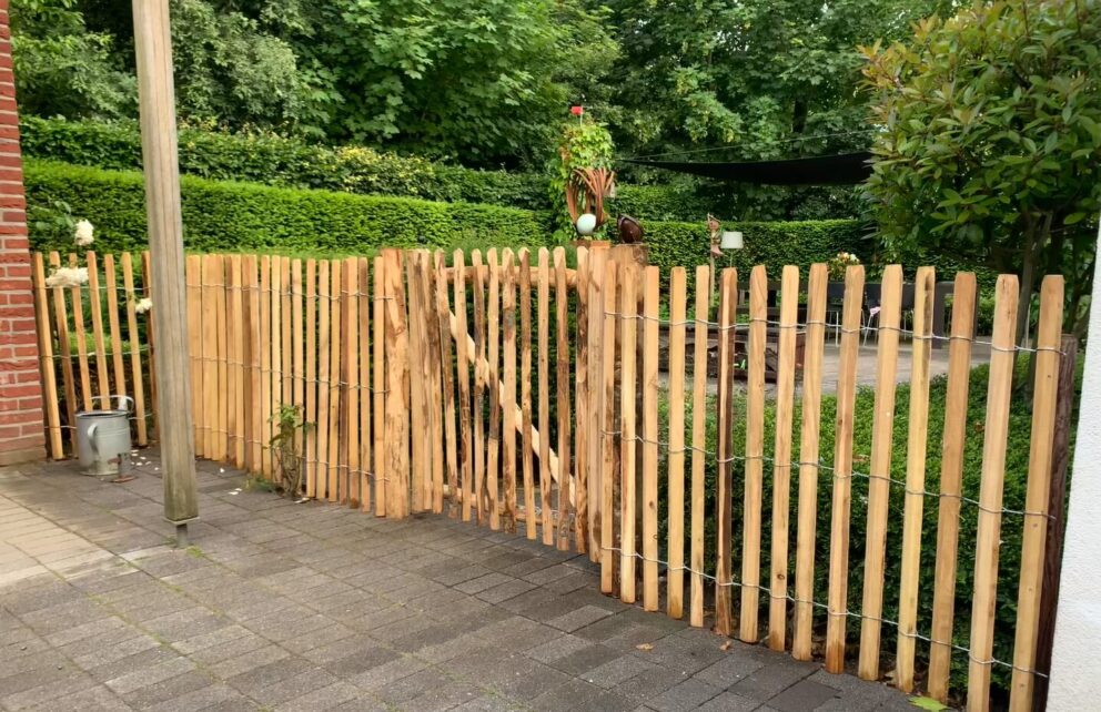 Schapenhek Robinia geschuurd 100 hoog, latafstand 4 cm en Schapenhek poort kastanje enkel, 100Bx100H (cm), rechtsdraaiend