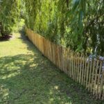 Schapenhek Robinia geschuurd 100 hoog, latafstand 4 cm, Robinia paal 160 cm lang, diam. 8-10 cm geschild gepunt en Robinia paal 180 cm lang, diam. 10-12 cm,geschild gepunt