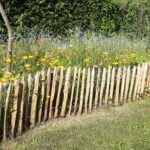Frans schapenhek kastanje 50 hoog, latafstand 4 cm, 10m rol en kastanje paal 100 cm lang, diameter 7/9 cm gepunt, bloemen