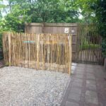 Frans schapenhek kastanje 150 hoog, latafstand 2 cm, 3m rol en Robinia paal 200 cm lang, diam. 6-8 cm,geschild gepunt