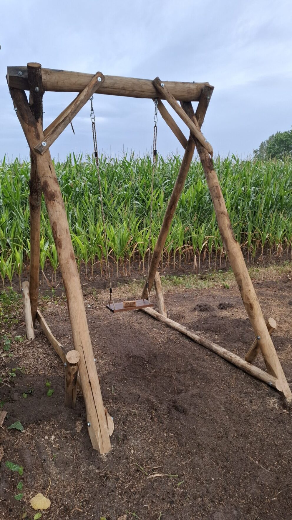 Kastanjepaal 200 cm lang, diameter 13-16 cm, kastanjepaal 300 cm lang, diameter 7-9 cm, halfrond, kastanjepaal 120 cm lang, diameter 7-9 cm, gepunt en kastanjepaal 300 cm, diameter 10-12 cm, gepunt, schommel