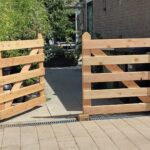 Boerenpoort hoek 5 niveau douglas dubbel 120B x 110H, hang-en sluitwerk boerenpoort dubbel, eiken plantpaal 15x15x210 cm met diamantkop, bodemblok Engelse poort (15x15) en overslaggrendel voor dubbele plankpoort