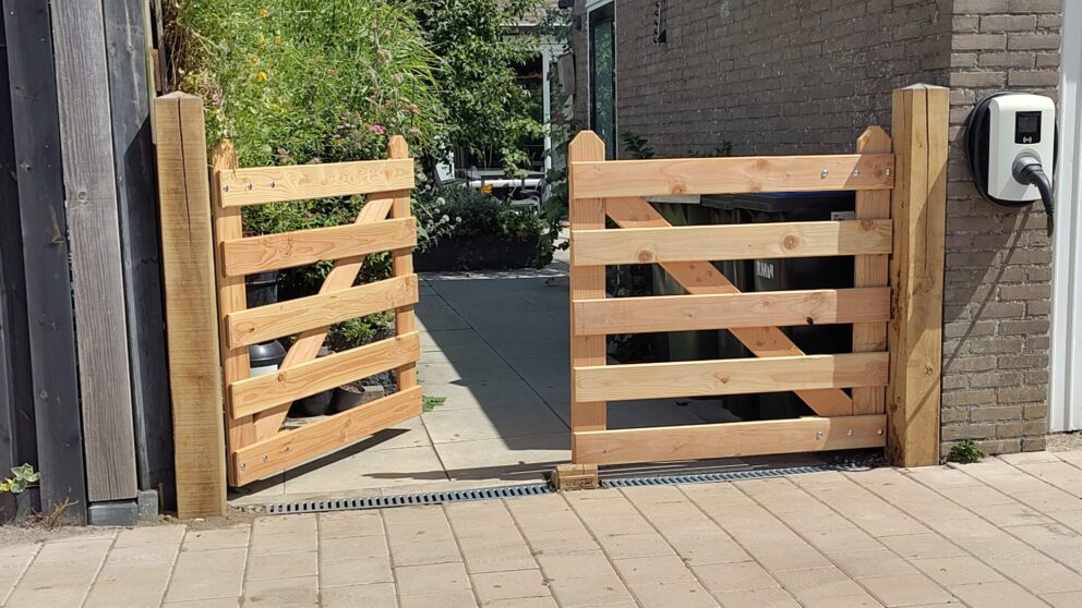 Boerenpoort hoek 5 niveau douglas dubbel 120B x 110H, hang-en sluitwerk boerenpoort dubbel, eiken plantpaal 15x15x210 cm met diamantkop, bodemblok Engelse poort (15x15) en overslaggrendel voor dubbele plankpoort