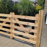 Boerenpoort hoek 5 niveau douglas dubbel 120B x 110H, hang-en sluitwerk boerenpoort dubbel, eiken plantpaal 15x15x210 cm met diamantkop, bodemblok Engelse poort (15x15) en overslaggrendel voor dubbele plankpoort