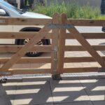 Boerenpoort hoek 5 niveau douglas dubbel 120B x 110H, hang-en sluitwerk boerenpoort dubbel, eiken plantpaal 15x15x210 cm met diamantkop, bodemblok Engelse poort (15x15) en overslaggrendel voor dubbele plankpoort