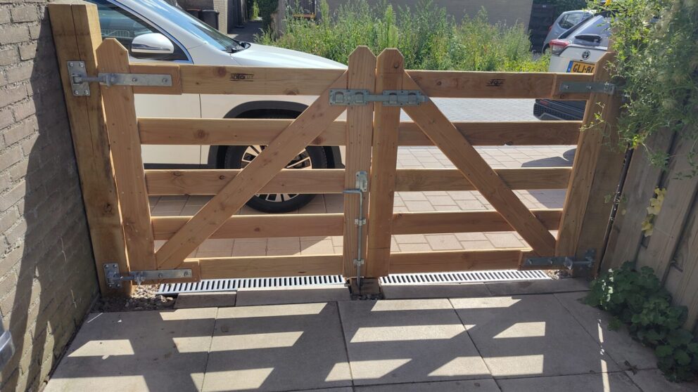 Boerenpoort hoek 5 niveau douglas dubbel 120B x 110H, hang-en sluitwerk boerenpoort dubbel, eiken plantpaal 15x15x210 cm met diamantkop, bodemblok Engelse poort (15x15) en overslaggrendel voor dubbele plankpoort