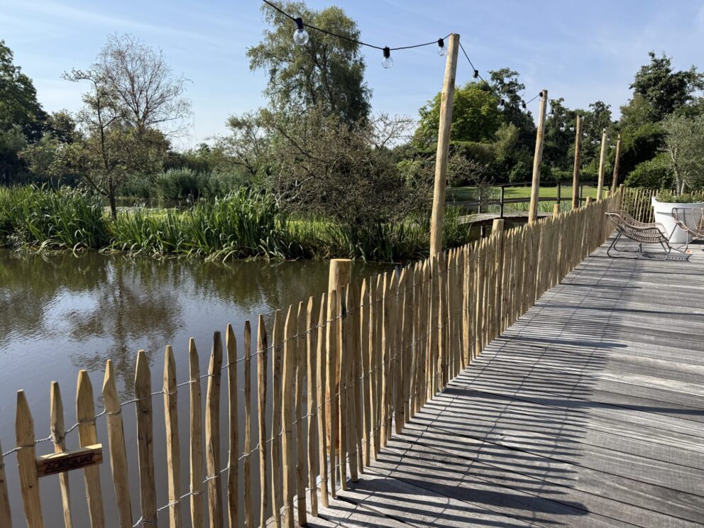 kastanje paal op maat, 110 cm lang voor bodemhuls 8cm, kastanje paal op maat, 240 lang voor bodemhuls 8cm, Bodemhuls met grondplaat 8 cm, Frans schapenhek kastanje 100 hoog, latafstand 4 cm, 2 x 5m rol, HALFRONDE Kastanje paal 300 cm lang, diam. 7-9 cm, HALFRONDE Kastanje paal 250 cm lang, diam. 7-9 cm, RVS schroeven 4,5 x 70, 100 stuks incl. bitje en RVS schroeven 5x100, 100 stuks incl. bitje, sfeerverlichting