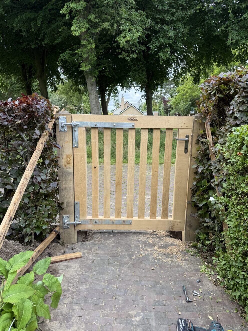 Eiken poort enkel op maat gemaakt, rechtsdraaiend en voorzien van RVS klink en slot, 116B x 120H (cm)