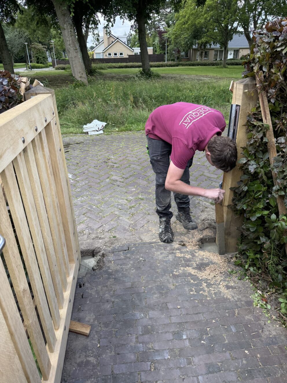 Eiken poort enkel op maat gemaakt, rechtsdraaiend en voorzien van RVS klink en slot, 116B x 120H (cm), installatiefoto